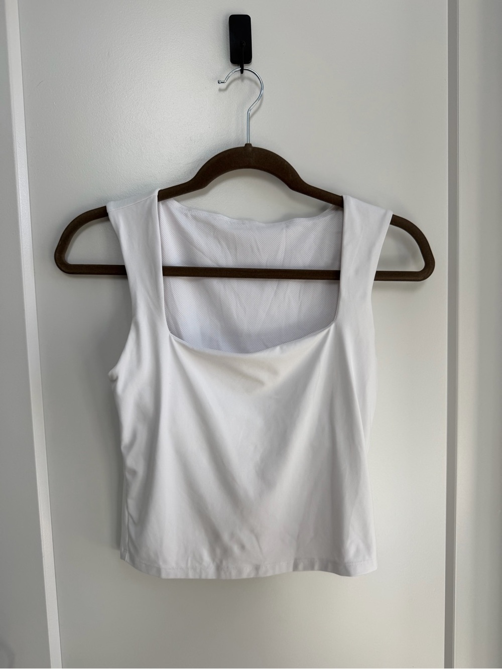 🌻 Size Small All in Motion White Square Neck Tank Top